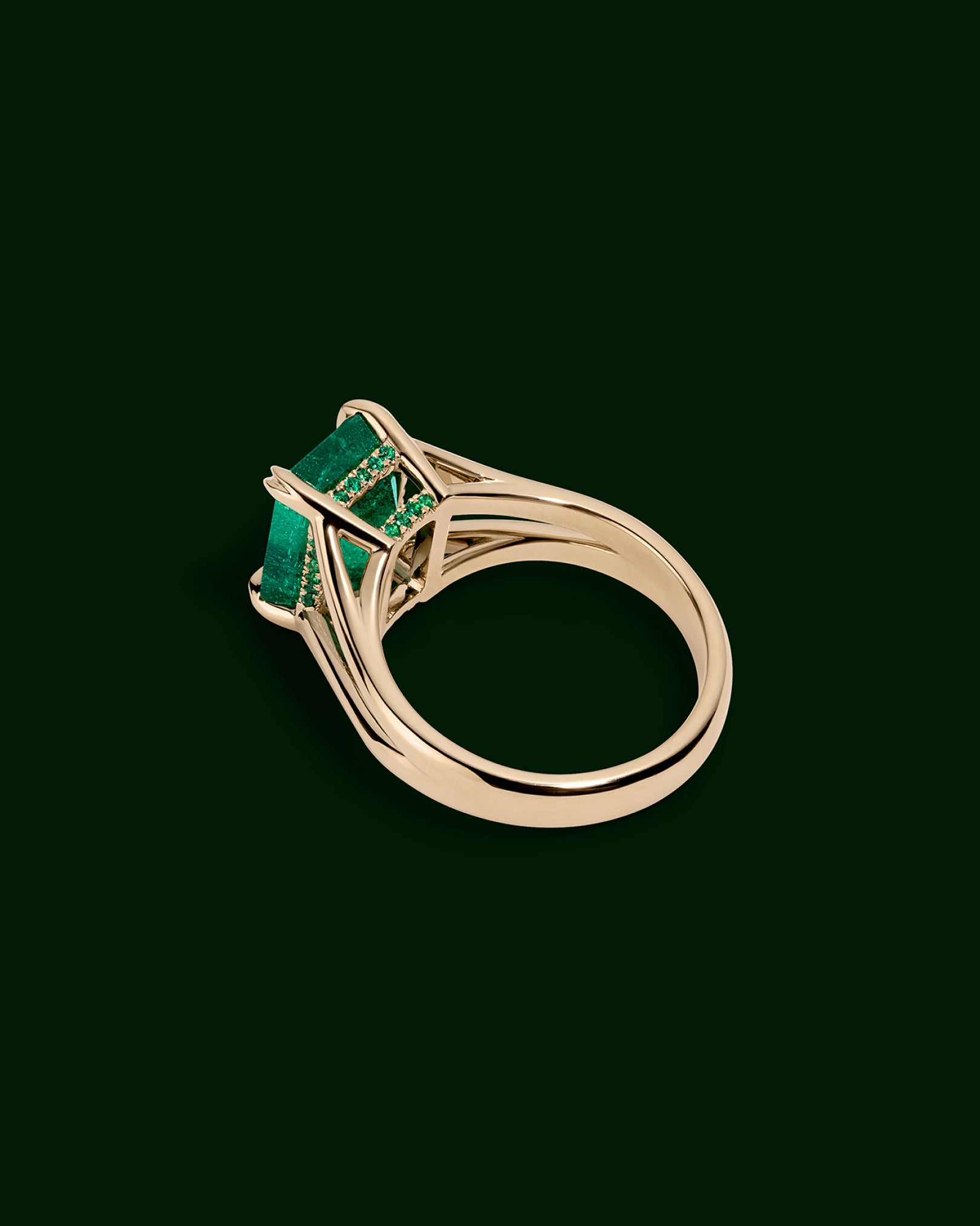 EMARA Emerald Split Shank Ring