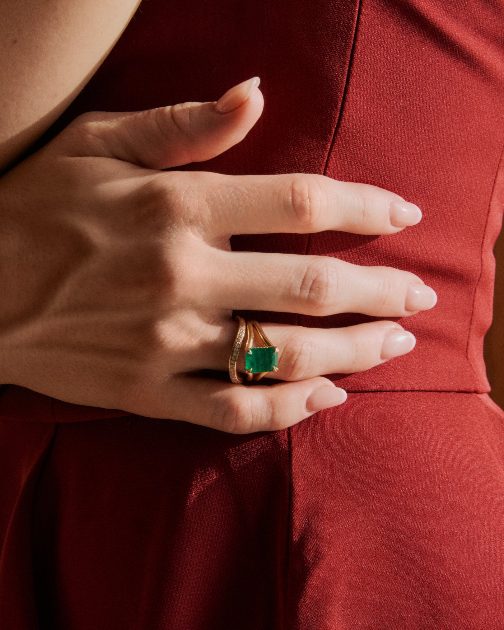 EMARA Emerald Split Shank Ring
